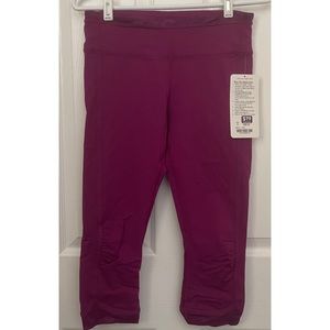 Lululemon cropped leggings in maroon/fushia NWT